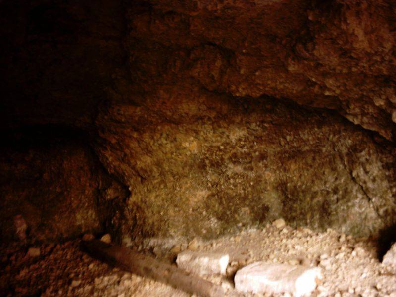Intrieur de la grotte de l'ancien thatre de pleine air  La Mothe saint-Hray